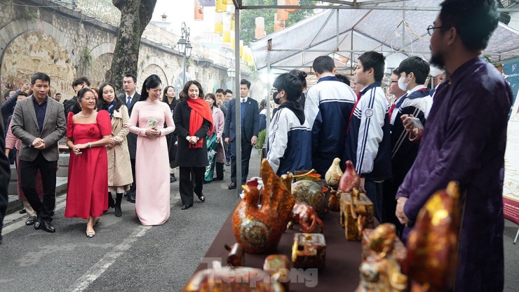 Phu nhân Chủ tịch nước và Phu nhân Tổng thống Philippines tham quan chợ hoa Tết phố cổ Hà Nội - 5