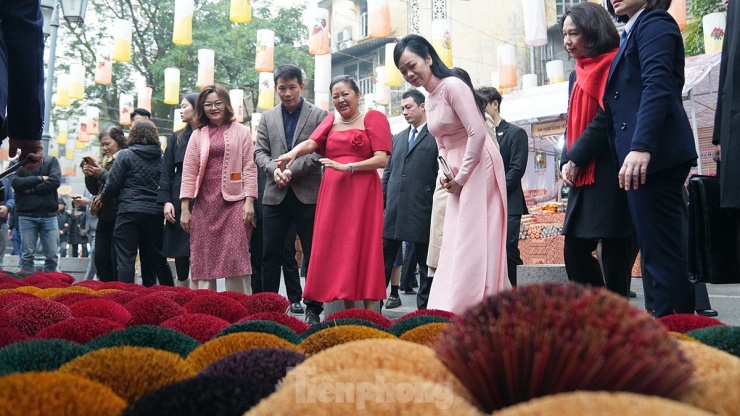 Phu nhân Chủ tịch nước, bà Phan Thị Thanh Tâm và Phu nhân Tổng thống Philippines, bà Louise Araneta Marcos tìm hiểu về các nét văn hóa ngày Tết của Việt Nam qua các gian hàng trưng bày tại phố đi bộ Phùng Hưng (Hà Nội).