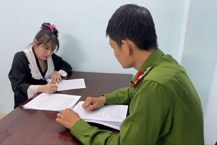 Phan Thị Khánh Ly bị công an tạm giữ về hành vi cho vay lãi nặng. Ảnh: CA