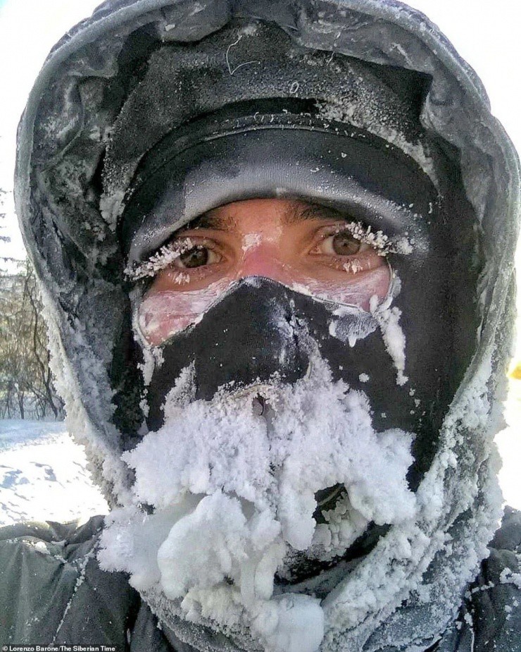 Cũng thuộc Siberia, Nga, ngôi làng Yakutia cũng thuộc vùng lạnh nhất thế giới khi mùa đông có thể hạ xuống -71 độ C, cản trở mọi hoạt động tưởng như rất bình thường của con người.