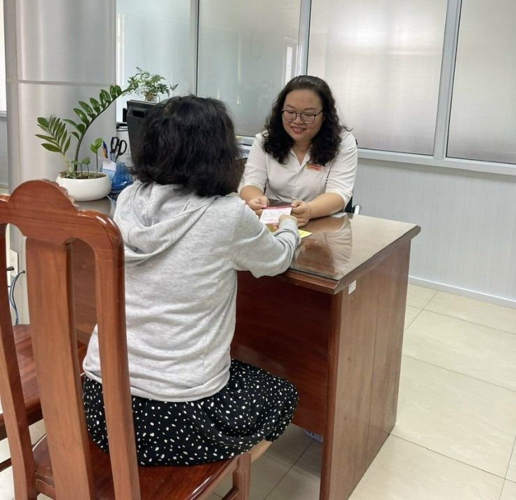 Nhân viên ngân hàng Agribank Bình Định kịp thời ngăn chặn một vụ lừa đảo bằng hình thức chuyển tiền nhận quà tặng từ nước ngoài. Ảnh: Đơn vị cung cấp