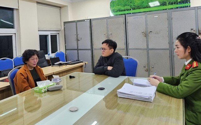 Bà Phạm Thị Hòa, cựu Chủ tịch HĐQT Công ty CP Sen Tài Thu tại trụ sở Công an (Ảnh: VTV)