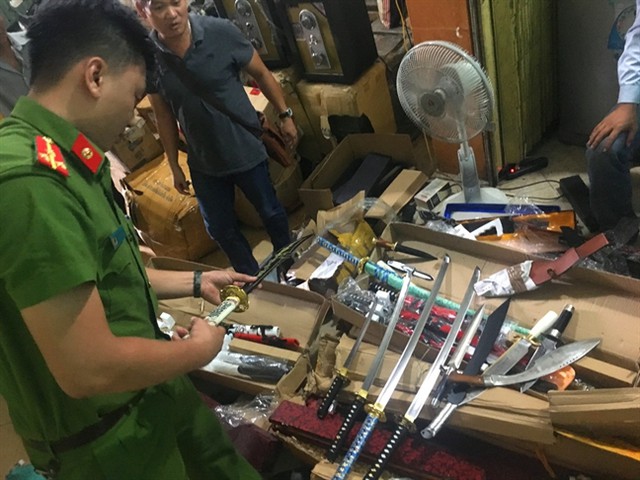 Công an thu giữ nhiều dao kiếm. Ảnh: Công an TP Hà Nội