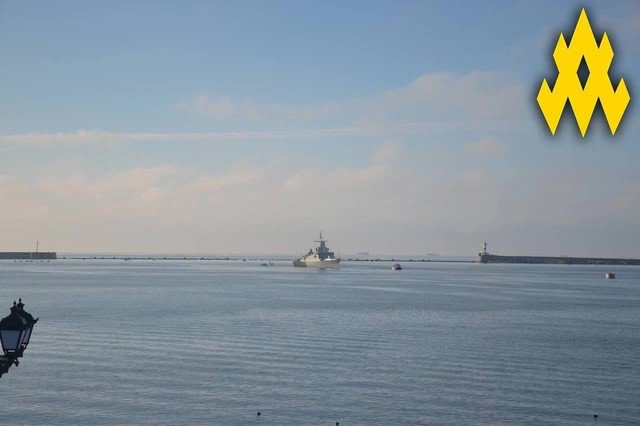 Phong trào phản kháng ATESH trên bán đảo Crimea giám sát và chụp ảnh tàu Hải quân Nga trên biển Đen. Ảnh: Kyiv Post