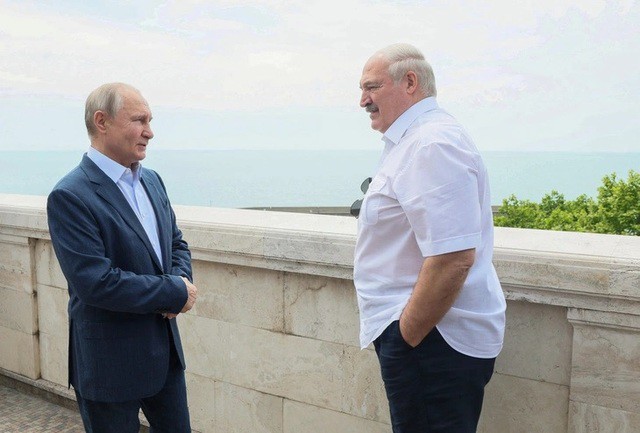 Tổng thống Nga Vladimir Putin (trái) gặp Tổng thống Belarus Alexander Lukashenko ở Sochi - Nga, vào ngày 9-6-2023. Ảnh: Sputnik