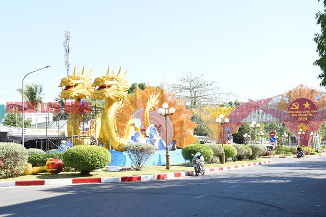 Cặp "Song long hợp bích" được đặt tại đầu đường Nguyễn Tất Thành