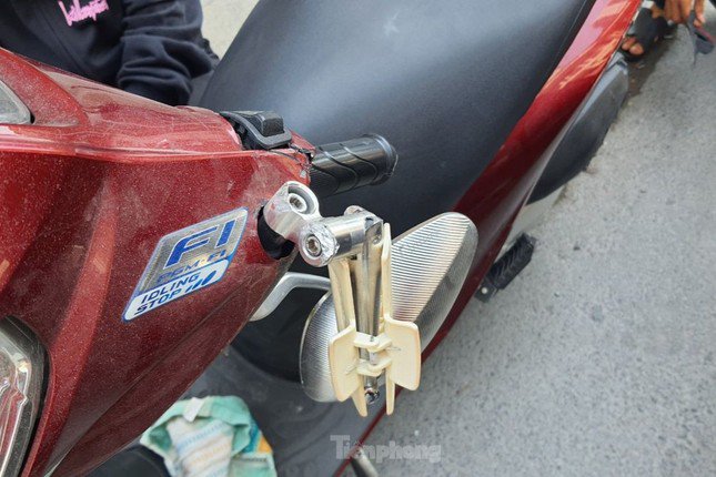 Xe máy của cô gái bị hư hỏng. Ảnh: Hoàng Thuận.