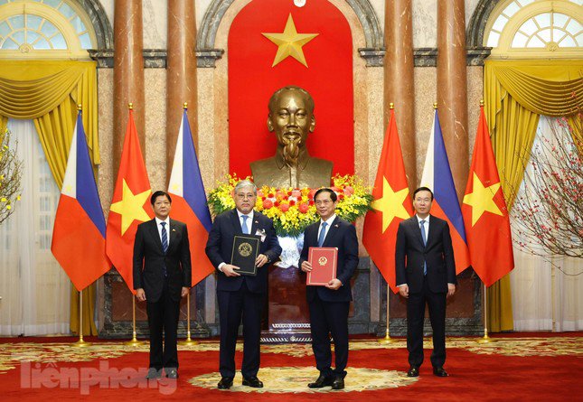 Chủ tịch nước Võ Văn Thưởng và Tổng thống Philippines chứng kiến lễ trao Bản ghi nhớ Việt Nam – Philippines về phòng ngừa và quản lý sự cố trên Biển Đông.