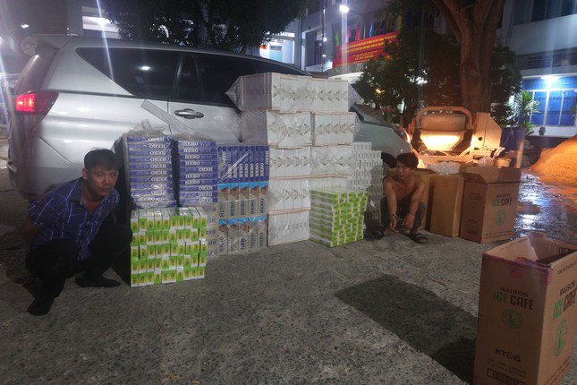 Hai đối tượng cùng tang vật tại cơ quan công an. Ảnh: PC08.