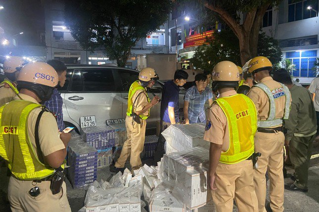 Lực lượng chức năng kiểm đếm tang vật. Ảnh: PC08.