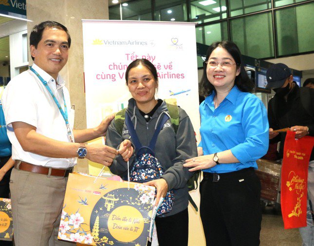 Đại diện Công đoàn Vietnam Airlines tặng quà cho công nhân tại sân bay.