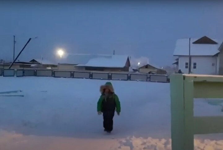 Ngôi trường ở khu định cư lạnh lẽo nhất trên Trái Đất là Oymyakon, (phía đông bắc nước Nga), vẫn hoạt động ngay cả trong cái lạnh buốt giá. Buổi học tại đây bắt đầu lúc 9h sáng khi trời vẫn còn tối. Hoàng hôn ở đây xuất hiện vào lúc 14h, Mặt trời lặn hoàn toàn lúc 17h.