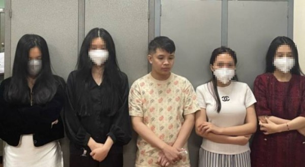 Tú ông" Nguyễn Hữu Thái và các cô gái tham gia bán dâm thời điểm vừa bị Cơ quan CSĐT Bộ Công an triệt phá.