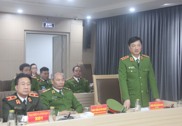 Thứ trưởng Nguyễn Duy Ngọc chúc mừng và giao nhiệm vụ cho Đại tá Trần Minh Tiến.