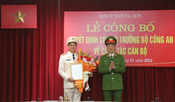 Thứ trưởng Nguyễn Duy Ngọc trao quyết định điều động Đại tá Trần Minh Tiến.