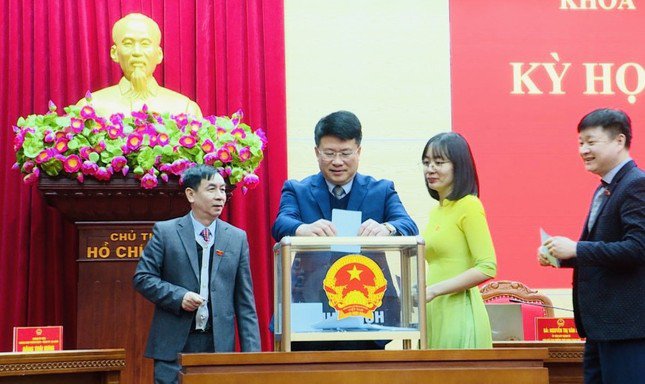 Các đại biểu HĐND thành phố Hạ Long bỏ phiếu bầu cử chức vụ Phó Chủ tịch UBND thành phố Hạ Long khoá II, nhiệm kỳ 2021-2026.