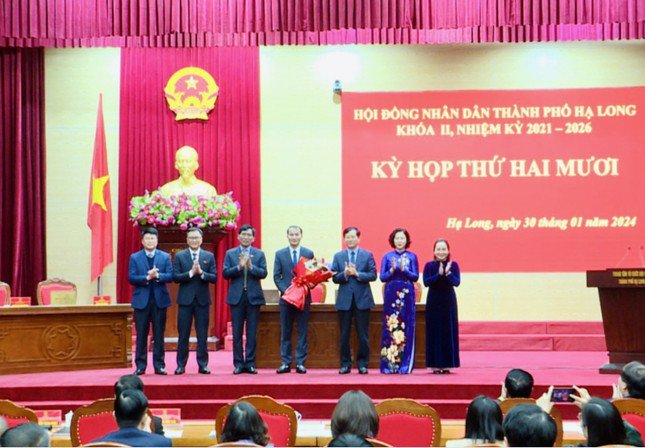 Lãnh đạo thành phố Hạ Long chúc mừng ông Vũ Ngọc Lâm, tân Phó Chủ tịch UBND thành phố.