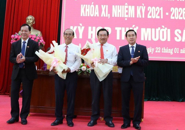Thủ tướng phê chuẩn kết quả bầu chức vụ Phó Chủ tịch tỉnh Ninh Thuận đối với ông Trịnh Minh Hoàng (đứng thứ 3 từ trái sang).
