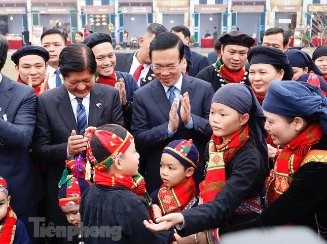 Chủ tịch nước Võ Văn Thưởng cùng Tổng thống Philippines tham quan Hoàng thành Thăng Long ngày 30/1. (Ảnh: Như Ý)