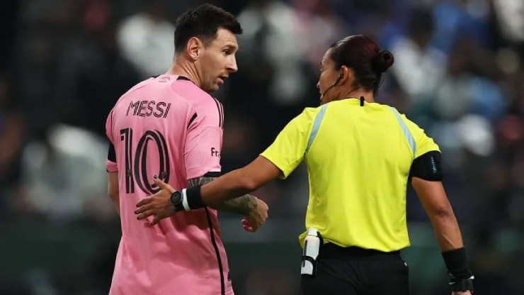 Messi tranh luận với trọng tài chính Edina Alves