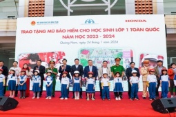 Giáo dục - du học - Học sinh lớp Một khu vực miền Trung nhận mũ bảo hiểm từ Honda Việt Nam