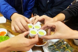 Sức khỏe đời sống - Uống nhiều rượu quá mức trong ngày Tết dễ khiến cơ thể gặp những "mối họa" này