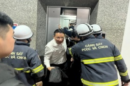 Tin tức trong ngày - Cảnh sát giải cứu 7 người mắc kẹt trong thang máy tại trụ sở Bộ Công Thương