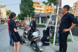 An ninh - Xã hội - Giữa ban ngày, cô gái trẻ bị giật túi xách ngã nhào xuống đường