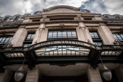 Thời trang - “Ông lớn thời trang xa xỉ” tăng trưởng mạnh trước dự báo suy thoái kinh tế