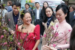 Tin tức trong ngày - Phu nhân Chủ tịch nước và Phu nhân Tổng thống Philippines tham quan chợ hoa Tết phố cổ Hà Nội