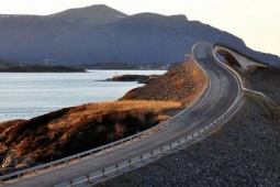 Media - Cầu Storseisundet: “Công trình thế kỷ" của Na Uy tạo cảm giác phiêu lưu, phấn khích cho tài xế