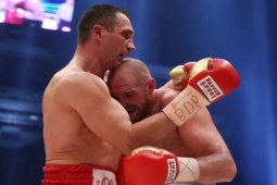 Thể thao - Võ sỹ bị đấm ngất khi chân chưa chạm đất, Usyk đấu Fury "báo thù" cho đàn anh