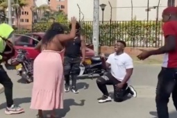 Bạn trẻ - Cuộc sống - Anh chàng dàn cảnh vụ "cướp" để cầu hôn bạn gái