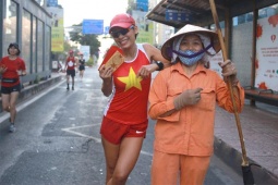 “Bông hồng thép marathon” Nguyễn Tiểu Phương đón Tết thú vị, vừa chạy vừa lì xì