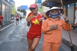 Thể thao - “Bông hồng thép marathon” Nguyễn Tiểu Phương đón Tết thú vị, vừa chạy vừa lì xì