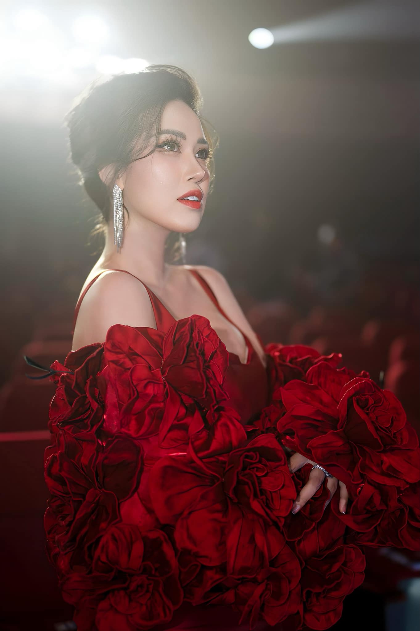 MC Thu Hà xuất hiện với hình ảnh gợi cảm khi dẫn chương trình vinh danh người mẫu Việt Nam.