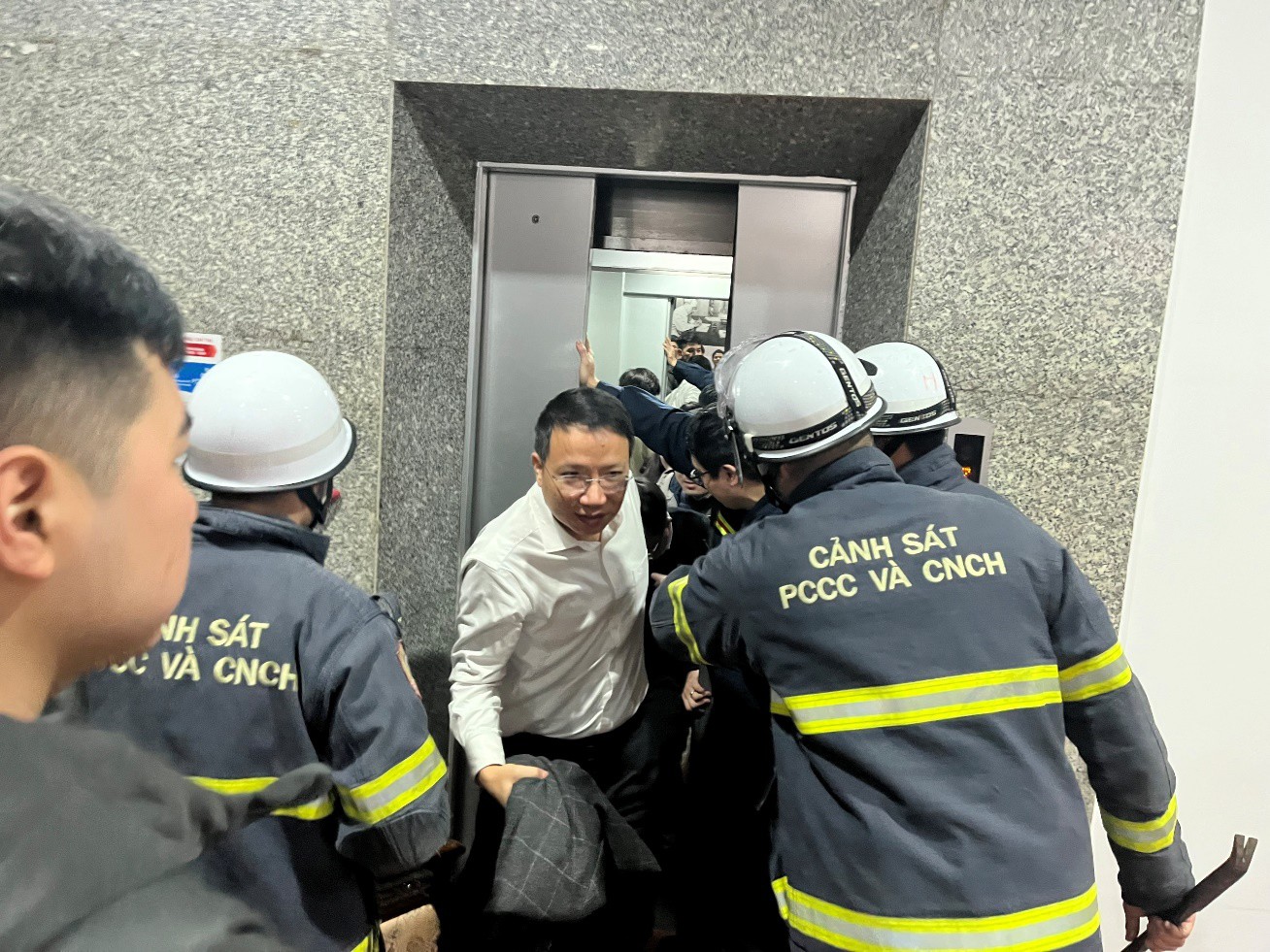 Cảnh sát giải cứu 7 người mắc kẹt trong thang máy tại trụ sở Bộ Công Thương - 2