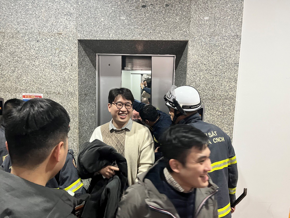 7 người mắc kẹt bên trong thang máy được cảnh sát giải cứu ra ngoài an toàn.