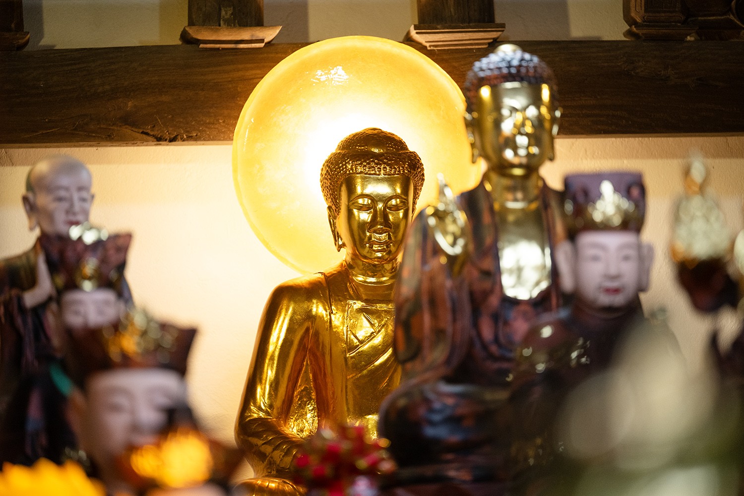 Bức tượng này cao tổng thể khoảng 2m, được làm bằng đá nguyên khối, màu xám, thô ráp (đá cát), đặt ở phía sâu trong Hậu cung.