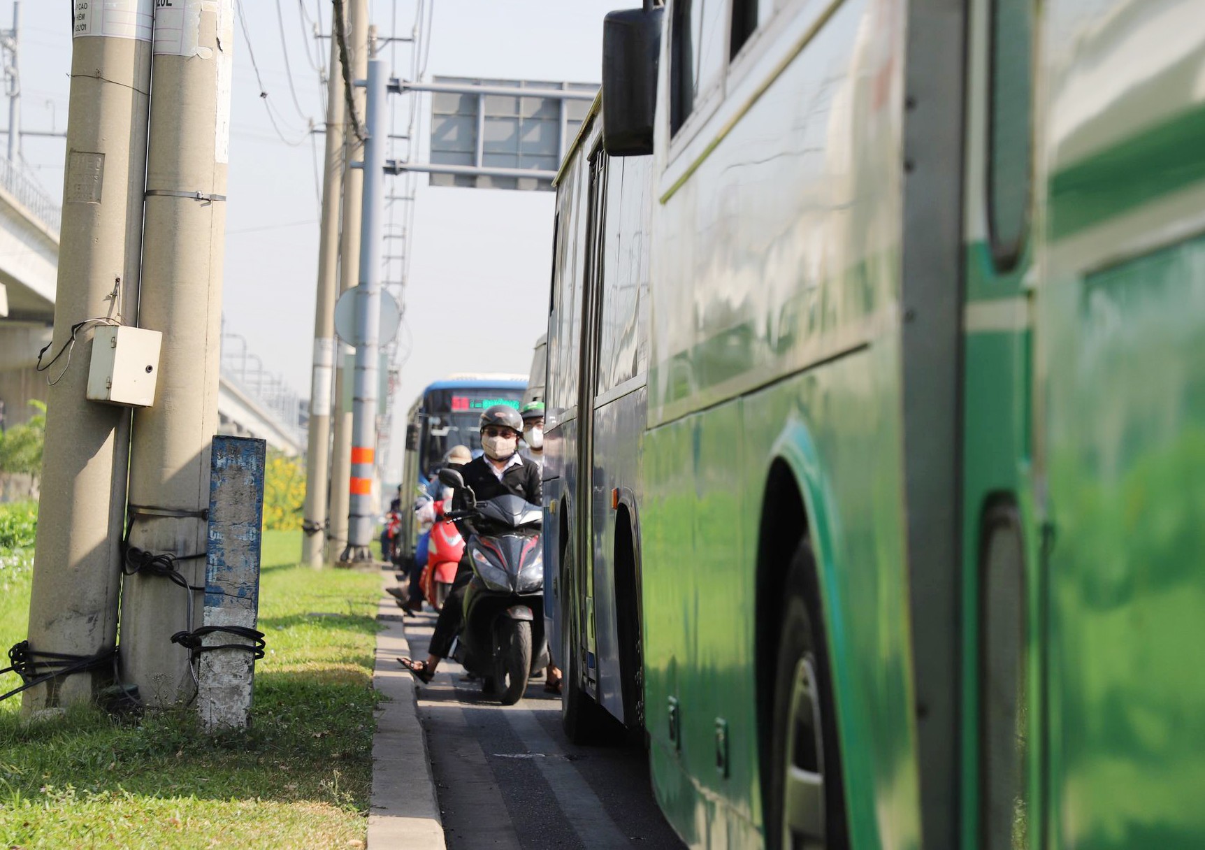 Nhiều đoạn xe máy không có khoảng trống để di chuyển về phía trước do kẹt xe kéo dài trong nhiều giờ.