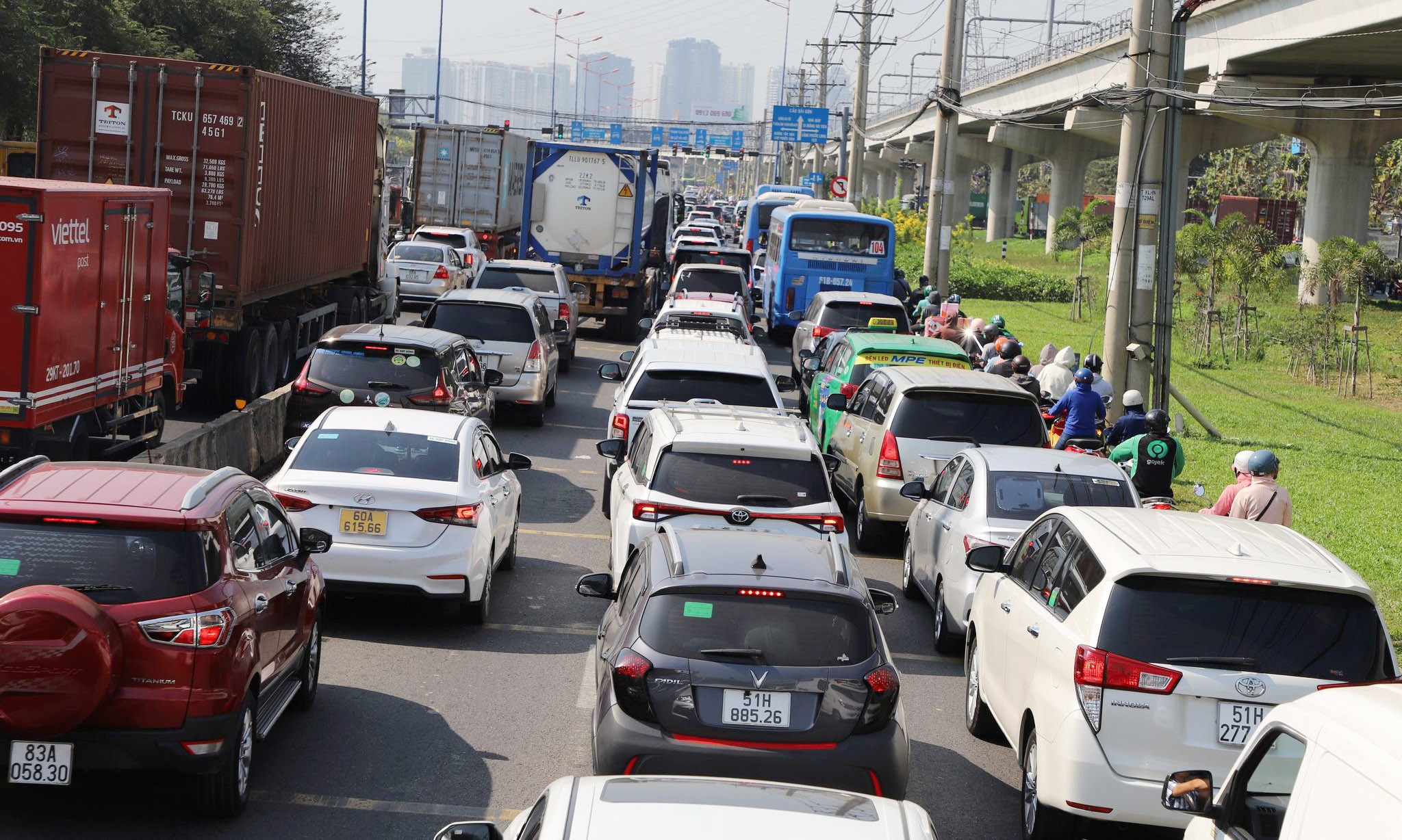 “Tôi đợi ở đây hơn 1 tiếng rồi nhưng mới chỉ di chuyển được khoảng 1km trên đường Võ Nguyên Giáp. Hàng Tết đang gấp, chủ thì gọi điện thoại hối thúc nhưng tôi không biết phải làm sao..”, anh Hoàng Nguyên chia sẻ