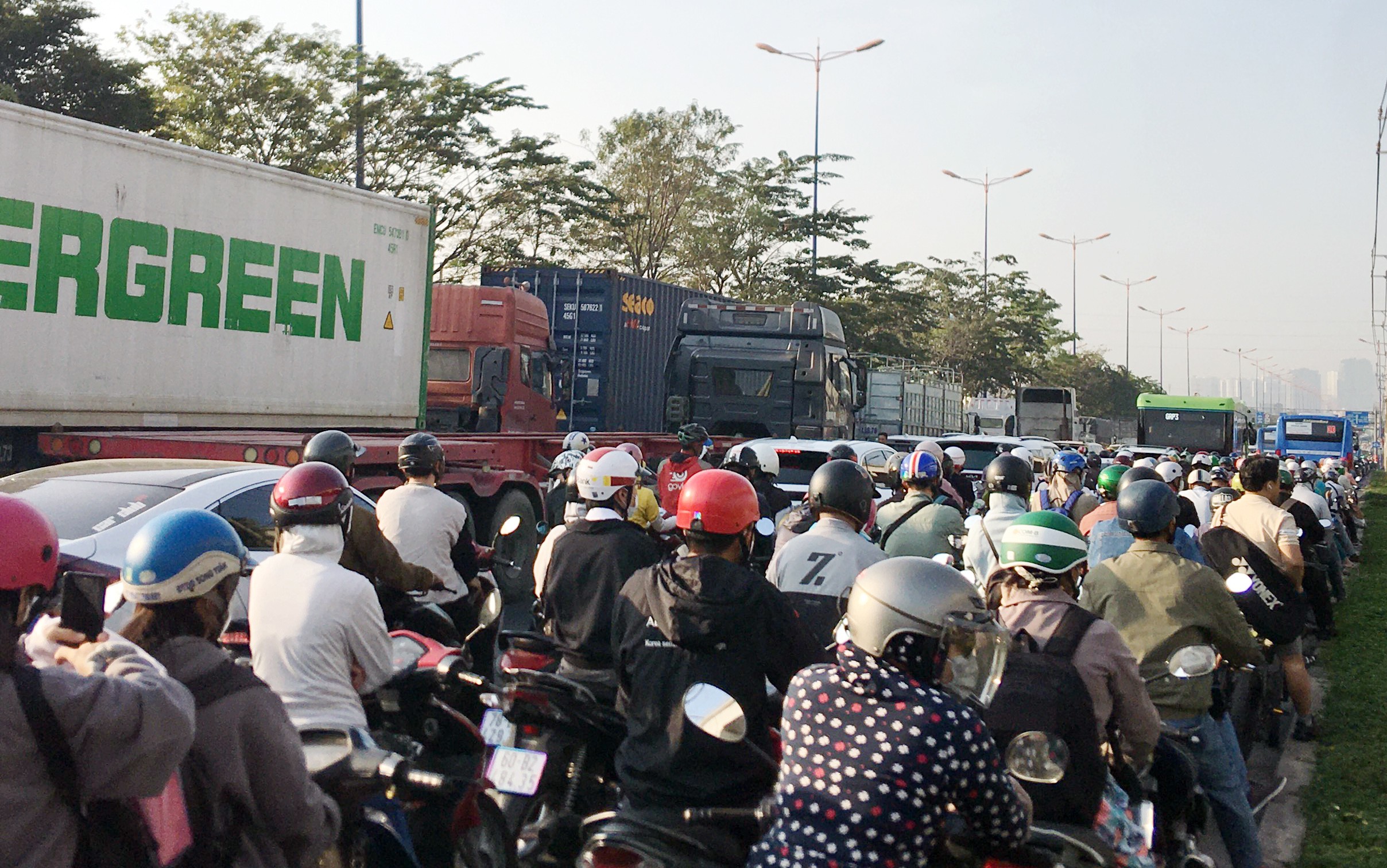 Dòng xe nối đuôi nhau kéo dài nhiều km trên đường Võ Nguyên Giáp, từ ngã 4 Thủ Đức đến ngã 4 MK.