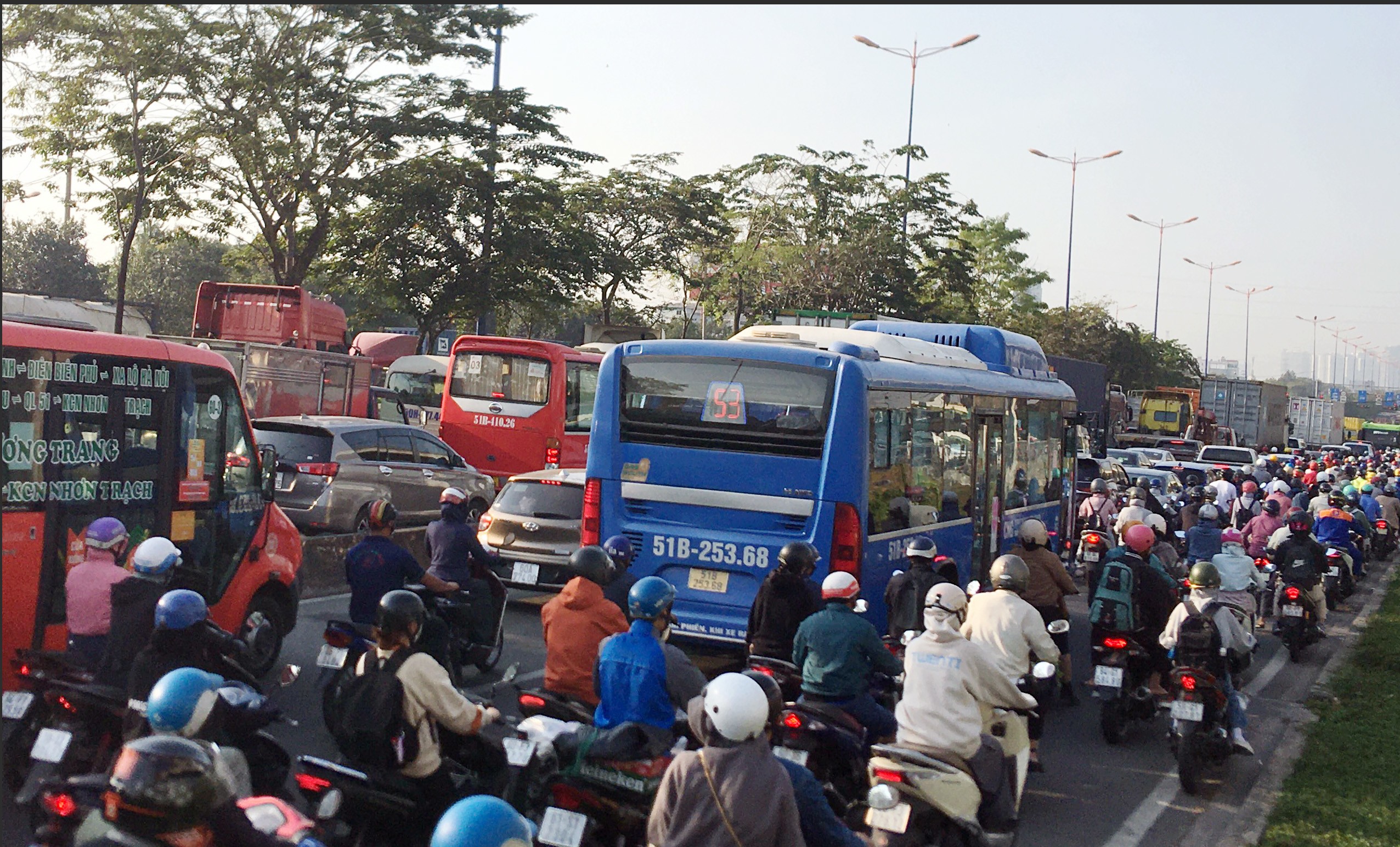 Càng vào giờ cao điểm sáng, lượng xe container, xe tải, ô tô tăng cao khiến giao thông tê liệt, nhiều phương tiện đứng chờ hàng giờ đồng hồ.