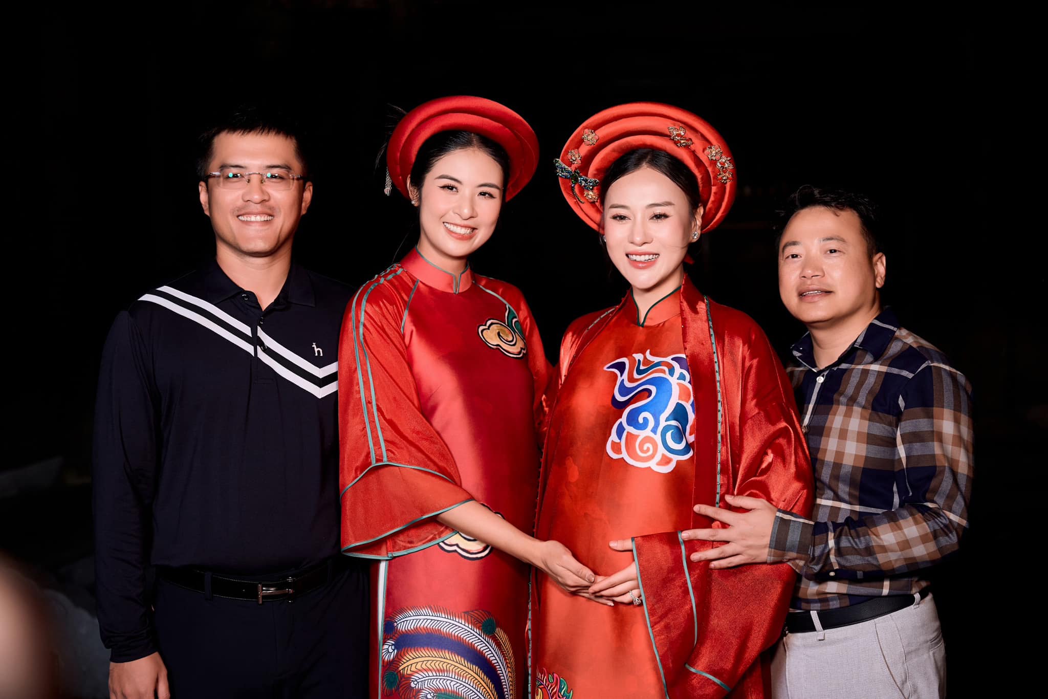 Vợ chồng Ngọc Hân chụp ảnh cùng vợ chồng Phương Oanh trong một show diễn áo dài của nàng hậu