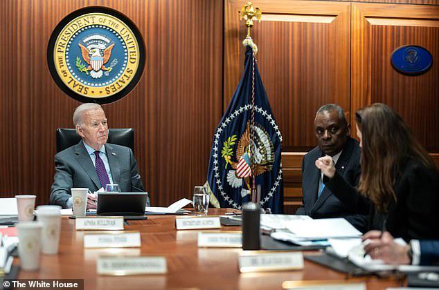 Tổng thống Mỹ Joe Biden họp với Bộ trưởng Quốc phòng Lloyd Austin và đội ngũ an ninh hôm 29/1.