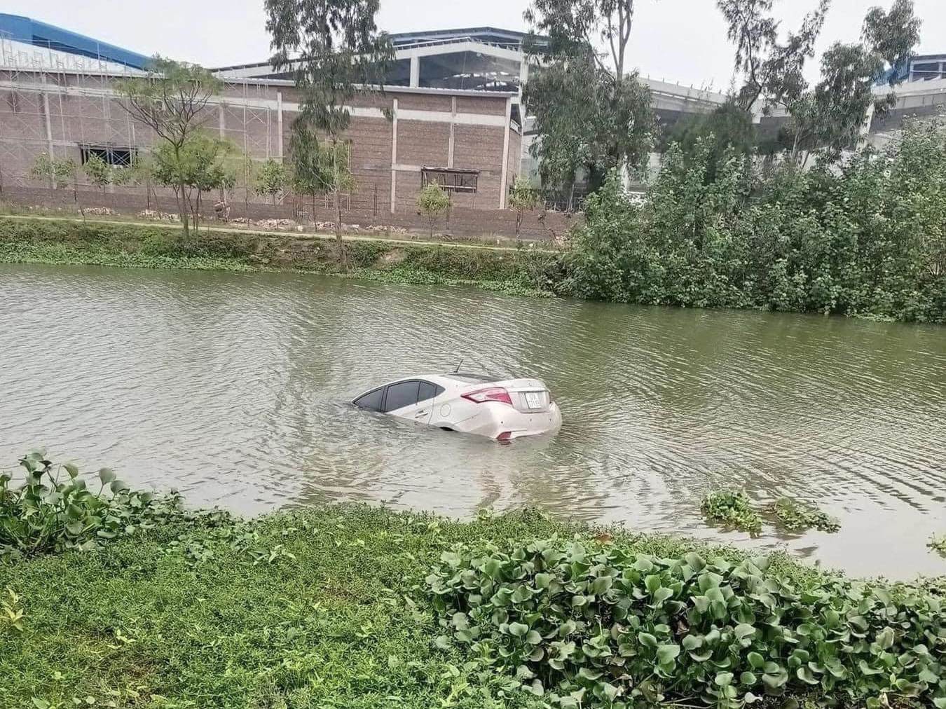 Nữ tài xế trong ô tô con chìm dưới sông