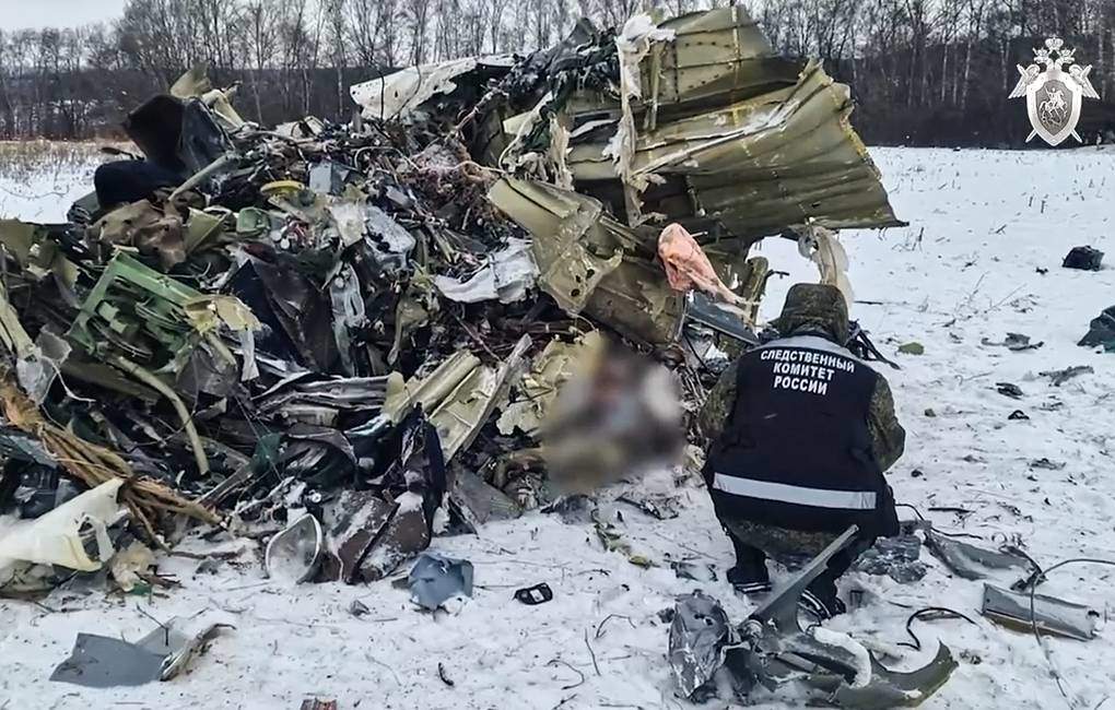 Hiện trường vụ máy bay Il-76 rơi ở Belgorod (ảnh: TASS)