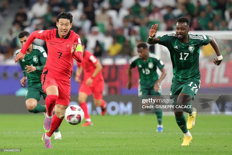 Hàn Quốc (áo đỏ) và Saudi Arabia chơi đầy nỗ lực trong cuộc so kè