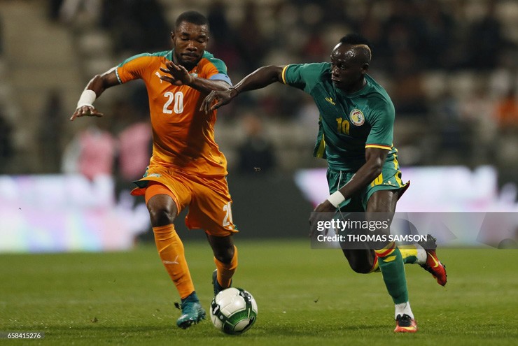 Trận đấu giữa Senegal (áo xanh) và Bờ Biển Ngà diễn ra căng thẳng