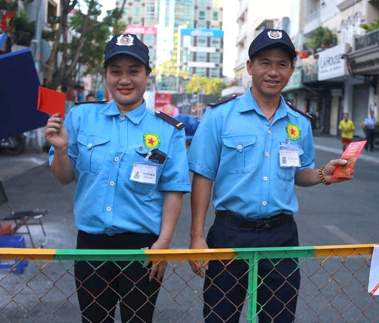 Nguyễn Tiểu Phương vừa chạy bộ, vừa lì xì cho công nhân dọn vệ sinh, bảo vệ...trong ngày mùng 1 Tết âm lịch&nbsp;